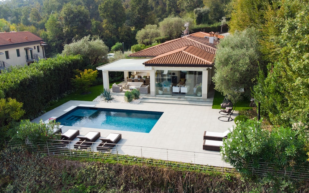 Villa Luisa — 4-Star Luxury Hotel in Manerba Del Garda, Italy