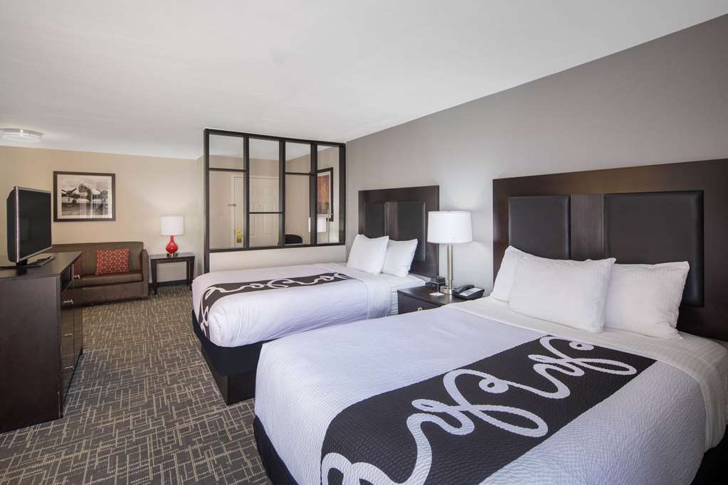La Quinta Inn & Suites by Wyndham Atlanta Airport South - photo 19