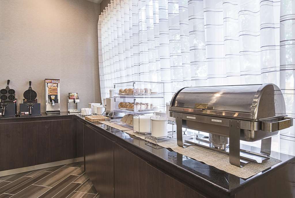 La Quinta Inn & Suites by Wyndham Phoenix Mesa West - photo 45