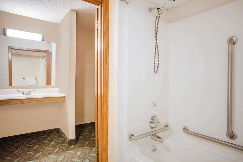 Super 8 by Wyndham Monroe WI - photo 18