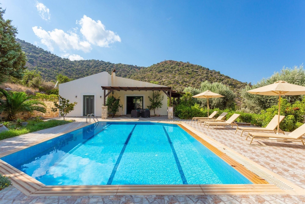 Villa Dimitrios — 4-Star Luxury Hotel in Irakleion, Greece