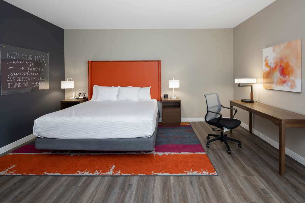 La Quinta Inn & Suites by Wyndham Greensboro Arpt High Point - photo 14