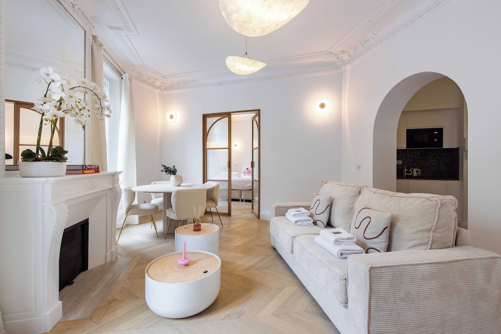 Elegant Studio 2P Auteuil bois de Boulogne — 4-Star Luxury Hotel in Paris, France