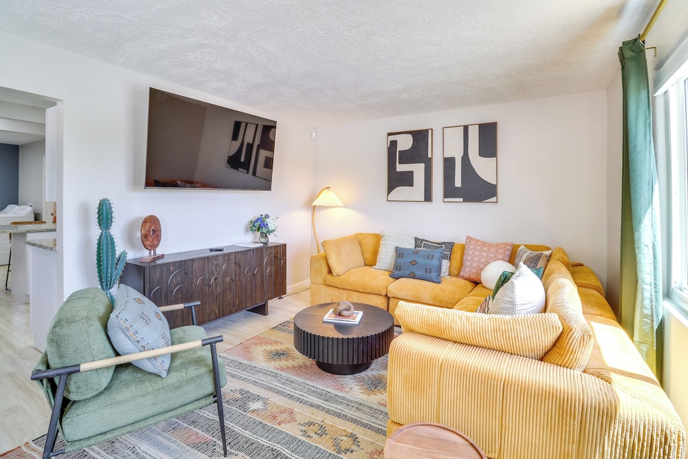 Central Albuquerque Getaway w Hot Tub & Grill