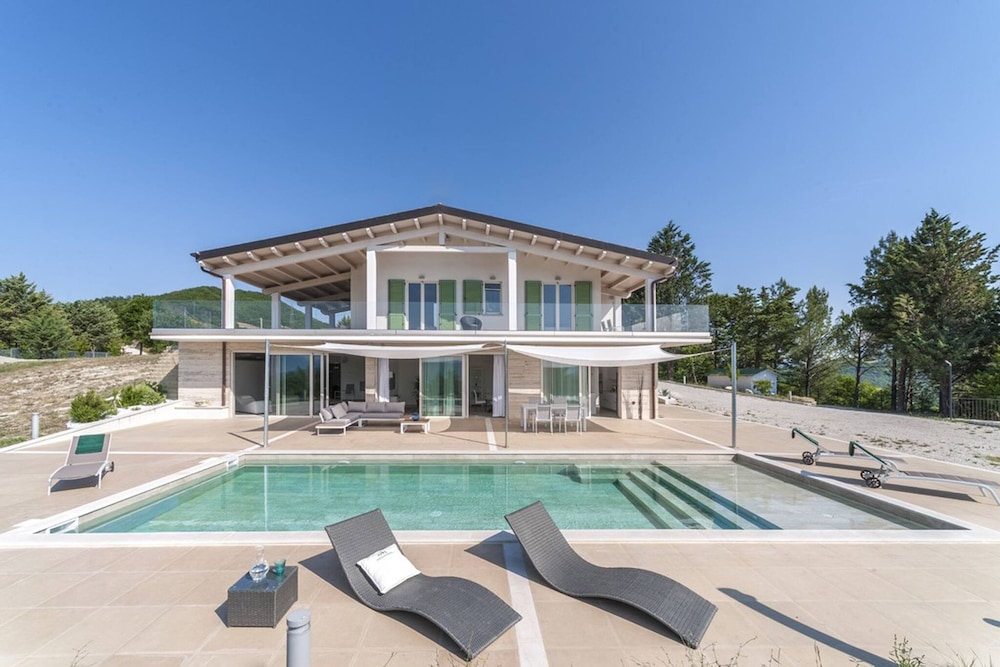 Villa Montefalcone 8 by Marche Holiday Villas — 4-Star Luxury Hotel in Acqualagna, Italy