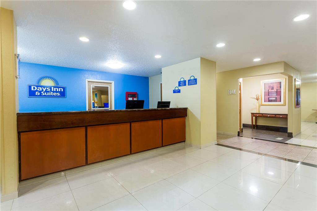 Days Inn & Suites by Wyndham Bloomington Normal IL - photo 7