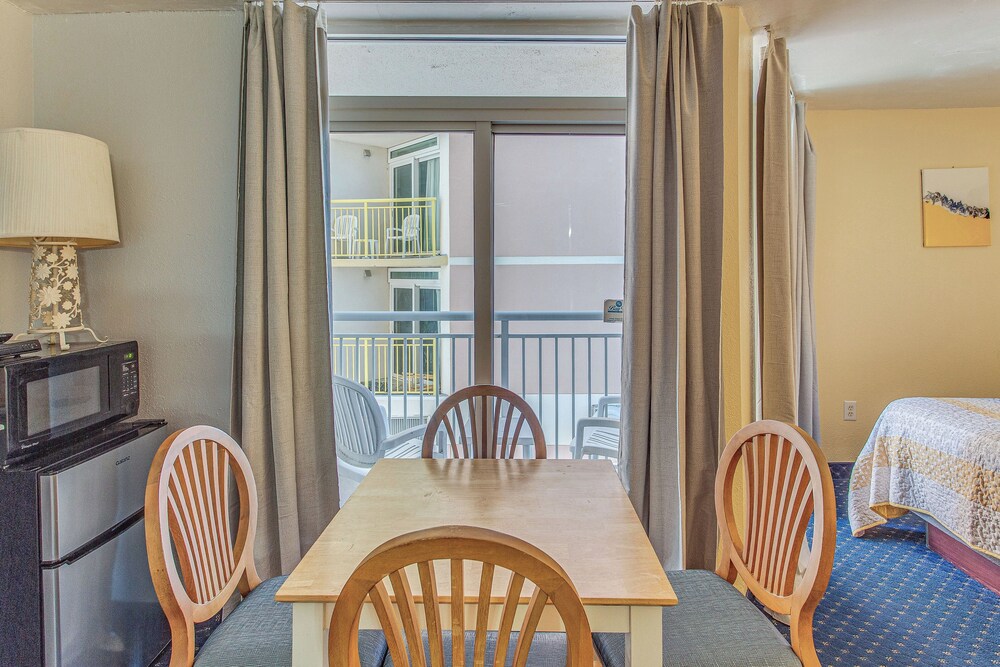 Steps to Beach: Bay Watch Resort Studio - photo 6