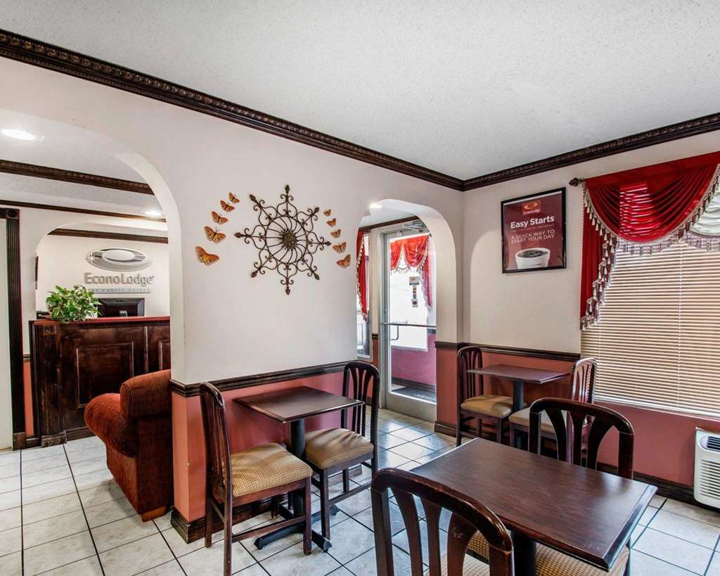 Econo Lodge Andalusia - photo 35