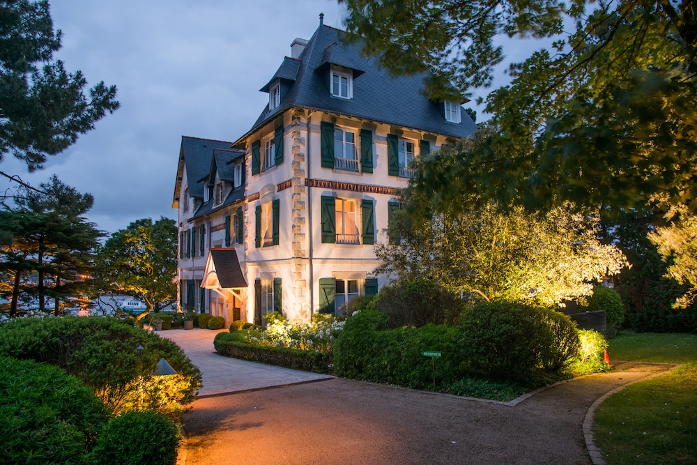 Villa Tri Men — 4-Star Luxury Hotel in Combrit, France