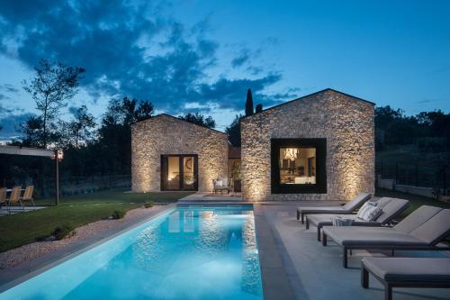 Villa Ulmus near Motovun for 6 people with heated pool & jacuzzi — 5-Star Luxury Hotel in Karojba, Croatia