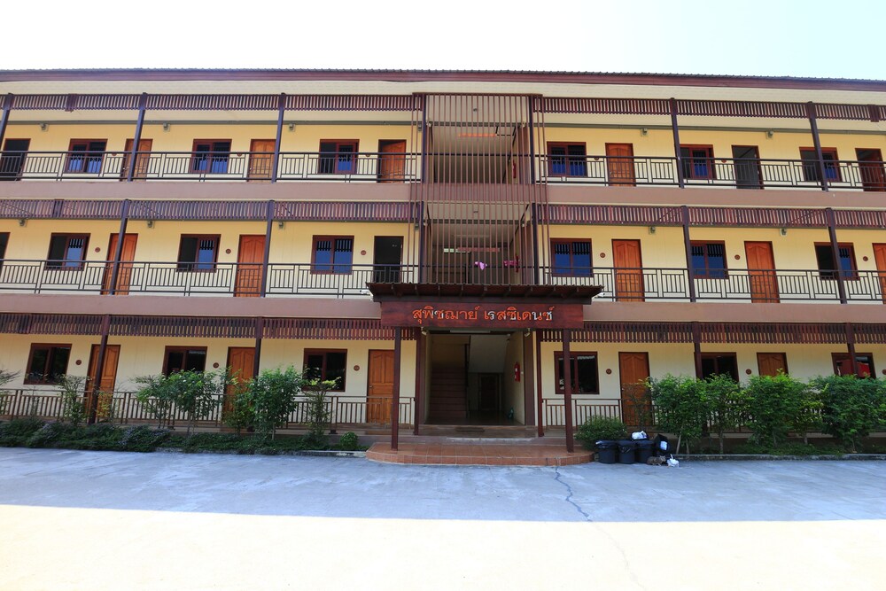 S Hotel — hotel in Lamphun