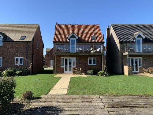 Sea Urchins The Bay 2 bedrooms with ensuites balcony with sea view parking 2 dogs welcome — 4-Star Luxury Hotel in Filey, United Kingdom
