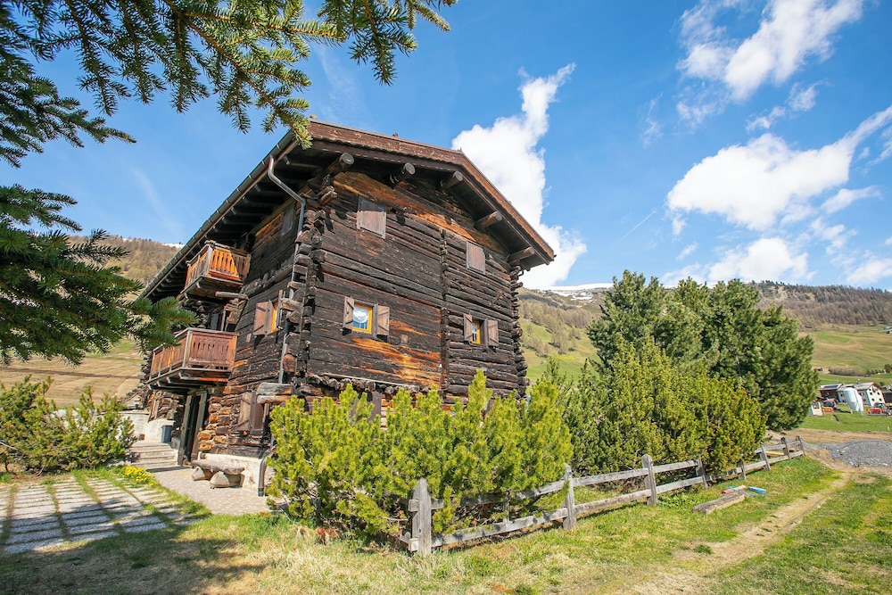 Chalet Lidia Ski in Ski out 50m — 4-Star Luxury Hotel in Livigno, Italy