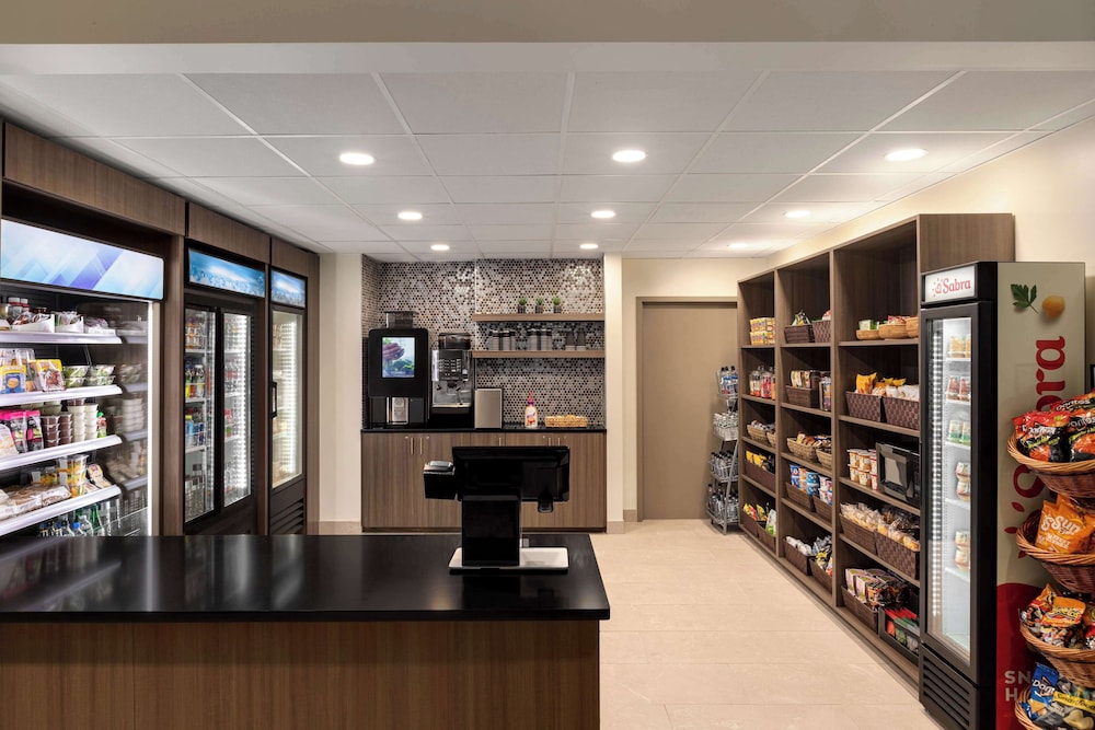 DoubleTree by Hilton New York LaGuardia Airport - photo 32