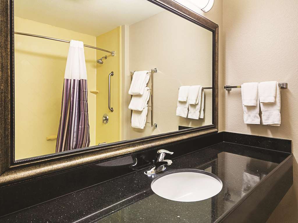 La Quinta Inn & Suites by Wyndham Fresno Northwest - photo 45