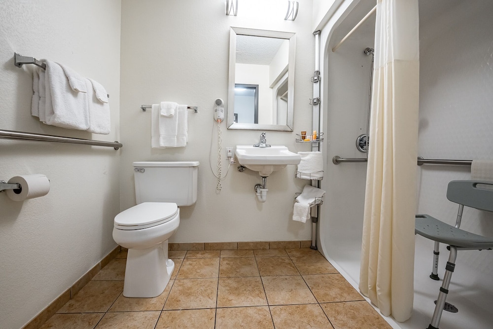 Christopher Inn and Suites - photo 31