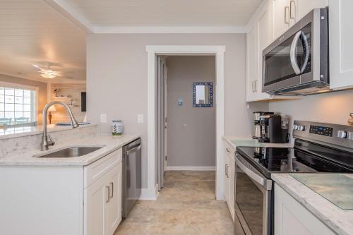Dip Inn by Oak Island Accommodations - photo 9