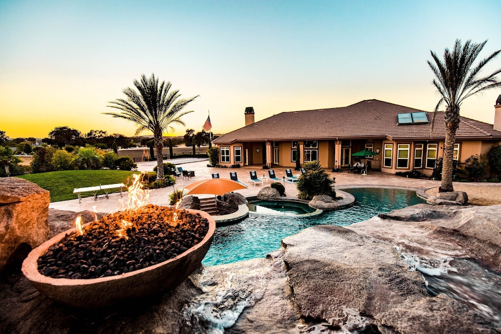 Mermaid by Avantstay Private Estate w Pool Volleyball & Arcade - photo 11