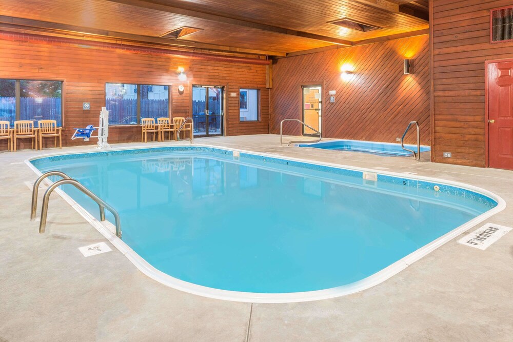Days Inn by Wyndham Pontoon Beach - photo 9