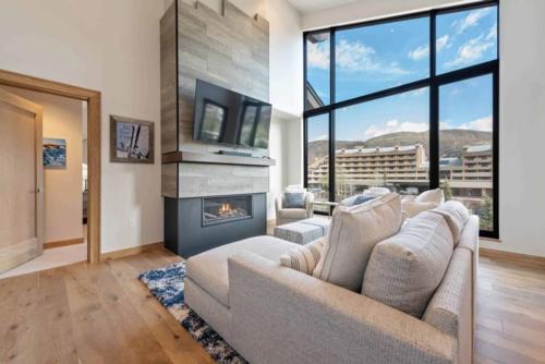 Riverfront Lodge 403 by East West Hospitality — 4-Star Luxury Hotel in Beavercreek, United States