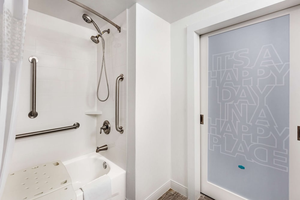 Hampton Inn Waycross - photo 11