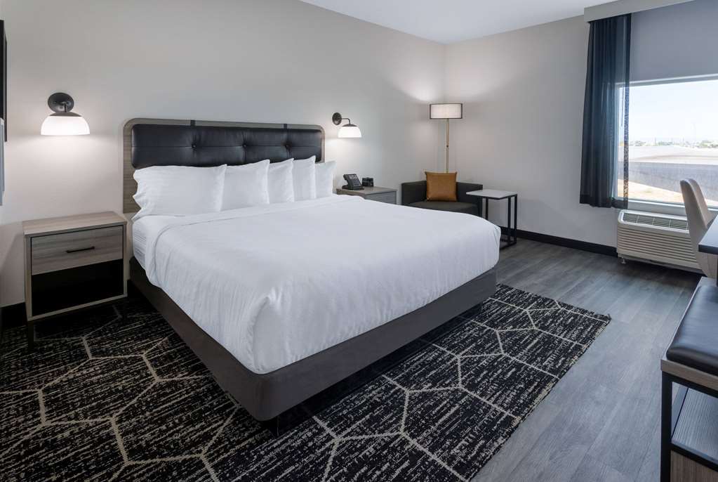 La Quinta Inn & Suites by Wyndham Maricopa Copper Sky - photo 29