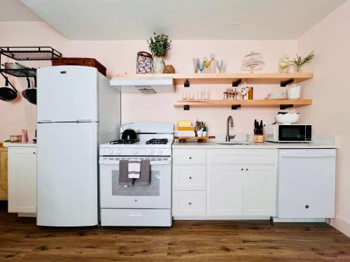 Eat In Kitchen Designer Chic Steps from AGH in Pittsburgh, United States