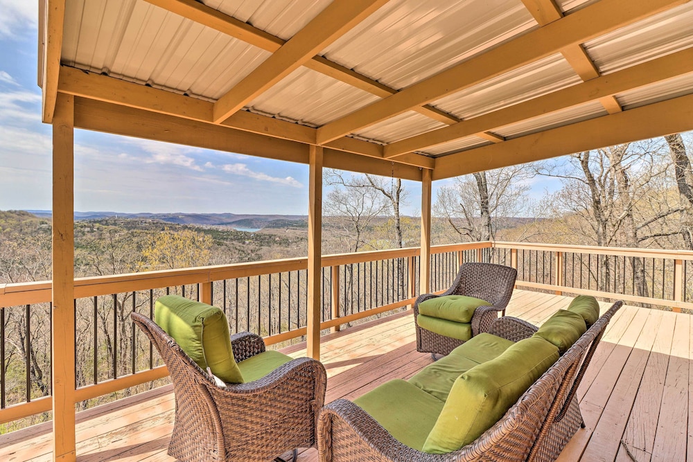 Eureka Springs Gem 2 Decks Mtn And Lake Views in Eureka Springs, United States