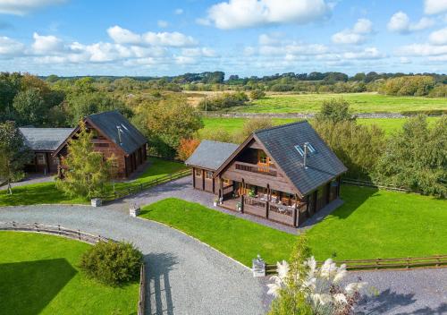 Scandi Cabin in Heart of Anglesey with Parking — 4-Star Luxury Hotel in Llanfairpwllgwyngyll, United Kingdom