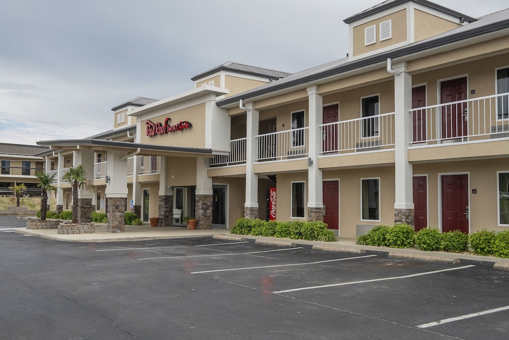 Red Roof Inn & Suites Calhoun - carbon neutral hotel in Calhoun