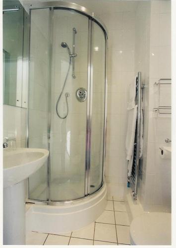 Hatsue Guest House — Camberley — photo 5