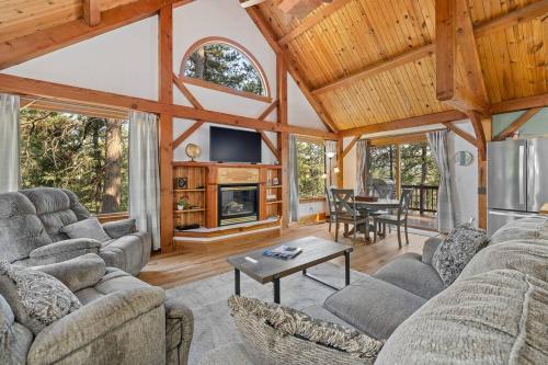 Whispering Pines Cabin — 4-Star Luxury Hotel in Rapid City, United States
