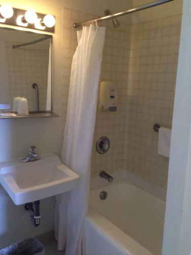 Travelers Inn Motel - photo 8