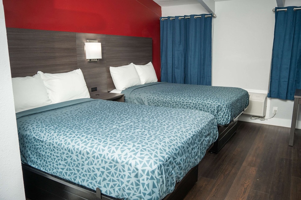 Econo Lodge Clarks Summit Scranton - photo 11
