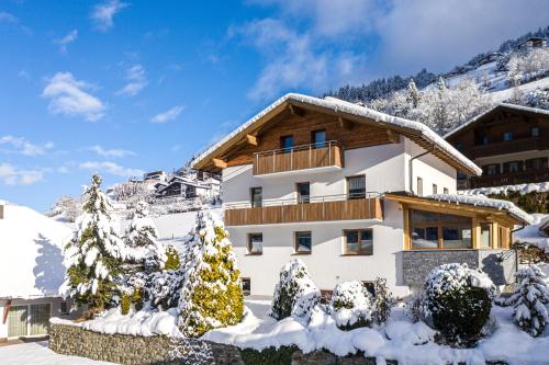 Pitztal Hochzeiger Appartement inklusive Pitztal Sommer Card — 4-Star Luxury Hotel in Jerzens, Austria