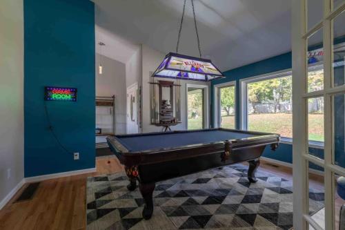 Massive 4 bedroom home Sleeps 19 — 4-Star Luxury Hotel in Asheville, United States