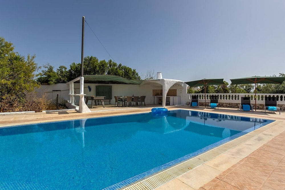 Villa Vale Verde 5 Bedroom Villa 10 min walk to — 4-Star Luxury Hotel in Lagoa, Portugal
