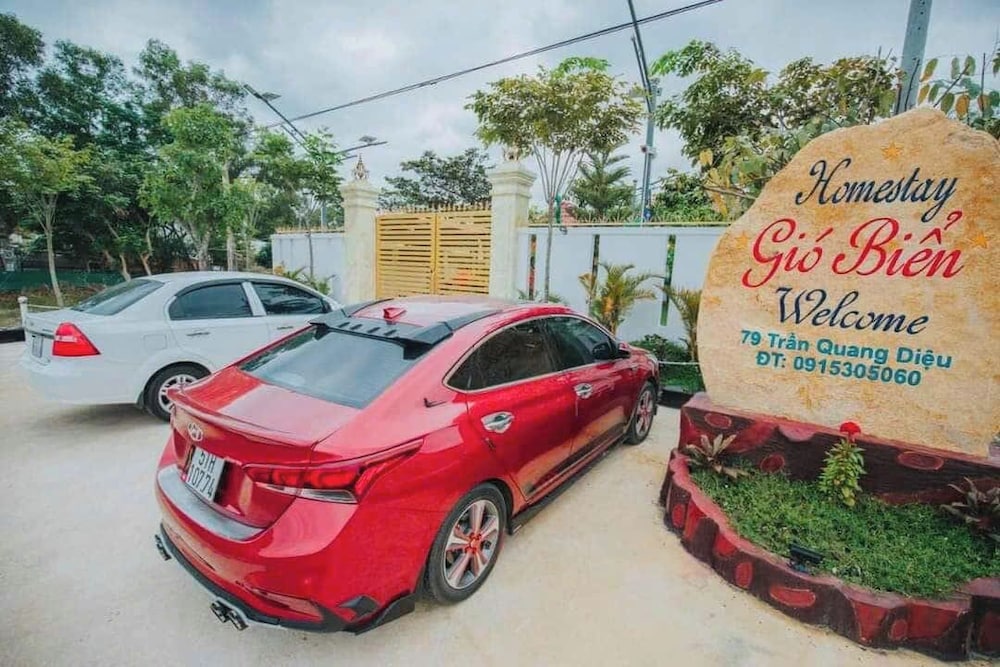 VILLA GIÓ BIỂN LAGI Villa Gia đình 4 Phòng Ngủ Sức chứa 8 20 Khách Cách Biển Cam Bình 700m di chuyển Sân Vườn Rộng Rãi Tiện Nghi Nướng BBQ & Bãi Đậu Xe Ô tô Miễn Phí — 4-Star Luxury Hotel in La Gi, Vietnam