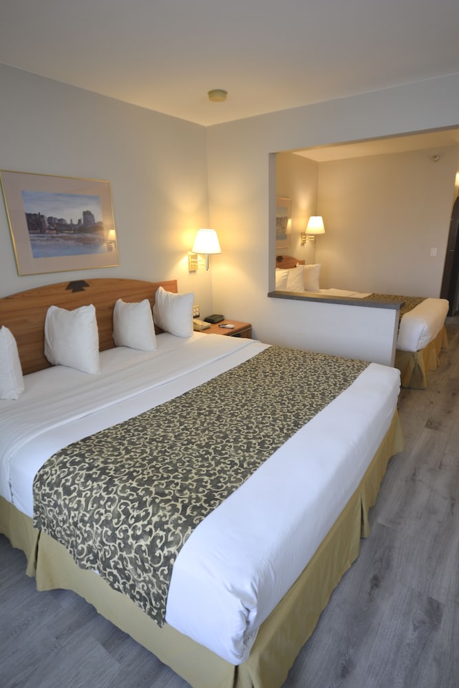 Days Inn & Suites by Wyndham Airport Albuquerque - photo 17