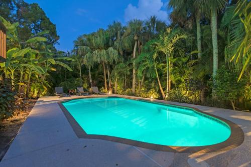 Palm Paradise Pet Friendly Home on Siesta Key w Large Heated Private Pool & Outdoor Area — 4-Star Luxury Hotel in Sarasota, United States