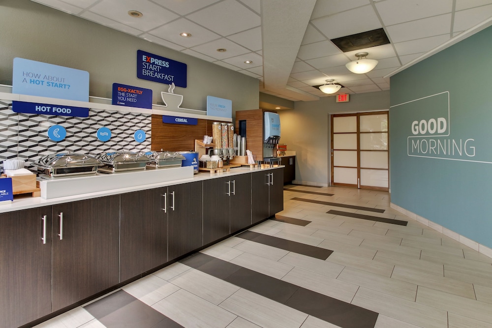 Holiday Inn Express & Suites West Palm Beach Metrocentre by IHG - photo 67
