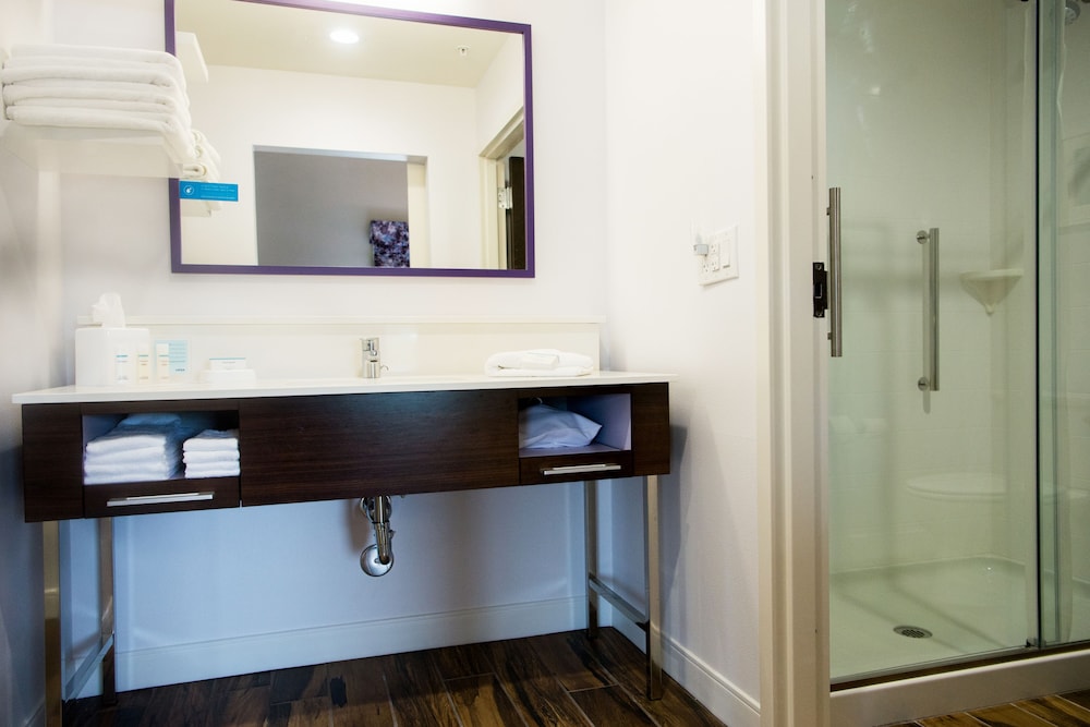 Hampton Inn & Suites by Hilton Warrington Horsham - photo 30