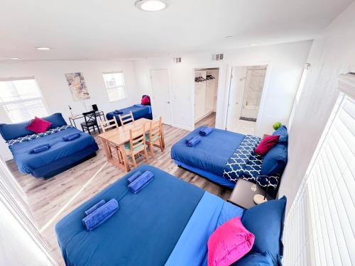 Cozy 3 BR Townhouse with Balcony — 4-Star Luxury Hotel in Los Angeles, United States