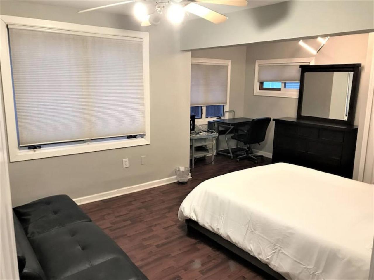 2BR Lake House 40ft Dock Access — 4-Star Luxury Hotel in Keego Harbor, United States