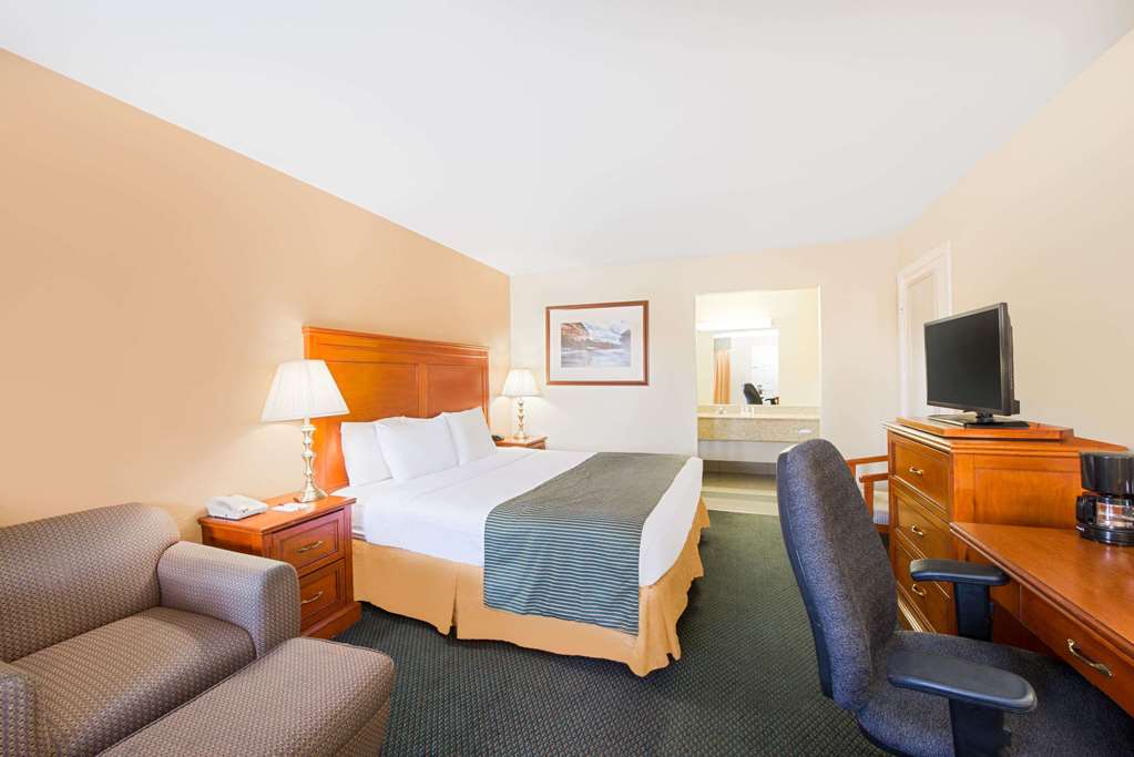 Ramada by Wyndham Flagstaff East - photo 11