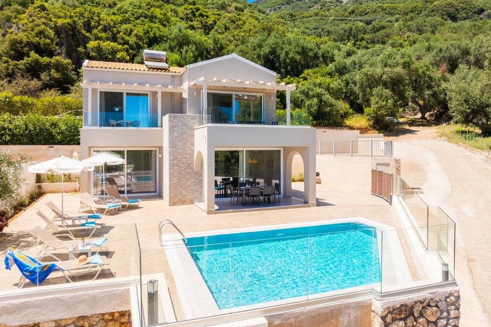 Villa Daisy in Mparmpati — 4-Star Luxury Hotel in Corfu, Greece