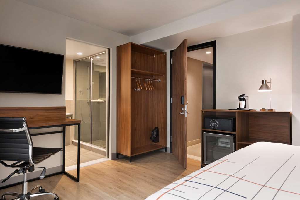 La Quinta Inn & Suites by Wyndham Times Square South - photo 30
