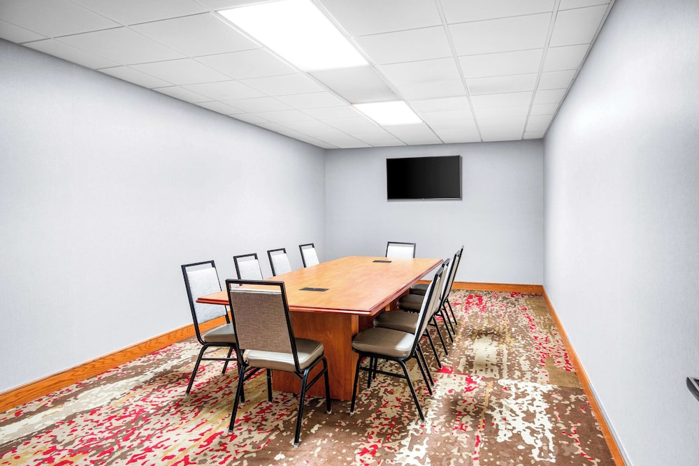 Hampton Inn Grand Rapids North - photo 31