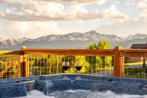 The Hilltop Haven w Hot Tub and The Best Views in Leadville, United States