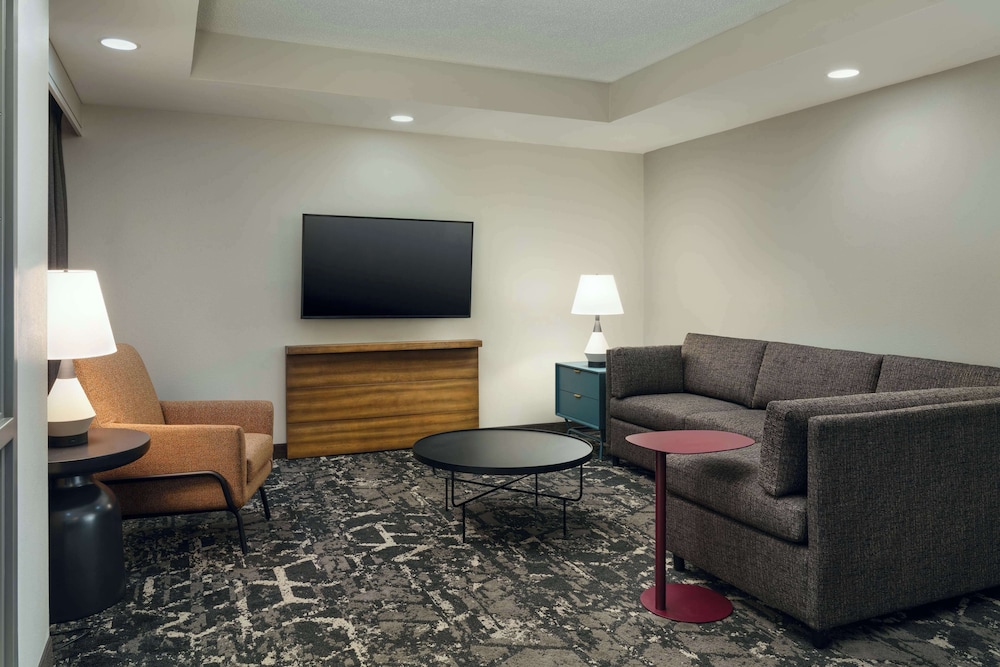 Embassy Suites by Hilton Hampton Convention Center - photo 20